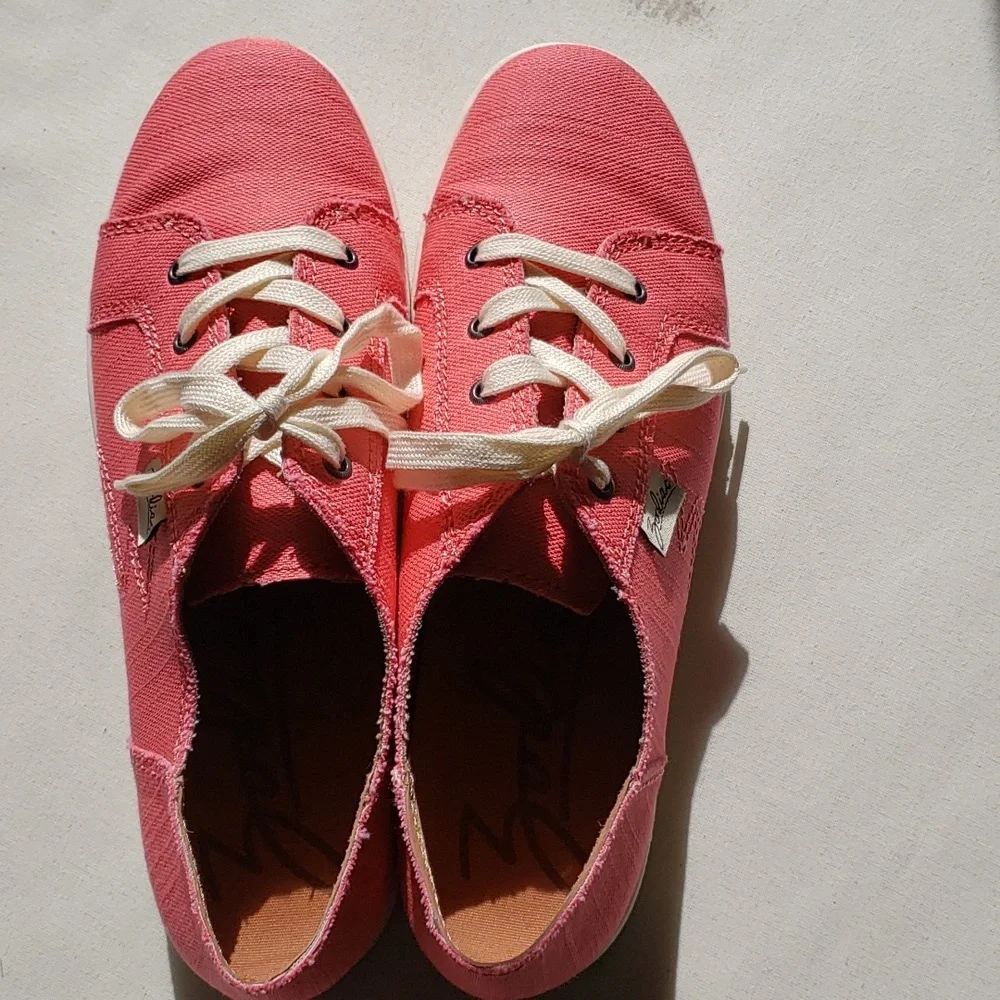 Women's size 10 Zodiac coral casual sneakers Shoes. Worn once